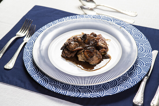 Sobrecoxa de Frango ao Molho de Vinho e Cogumelos